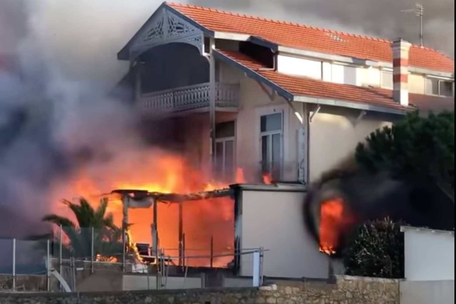 Un incendie d'une villa le 11 janvier 2023 à Arcachon nécessite l'intervention des sapeurs-pompiers et de forces aériennes, afin de maîtriser le feu et empêcher sa propagation .