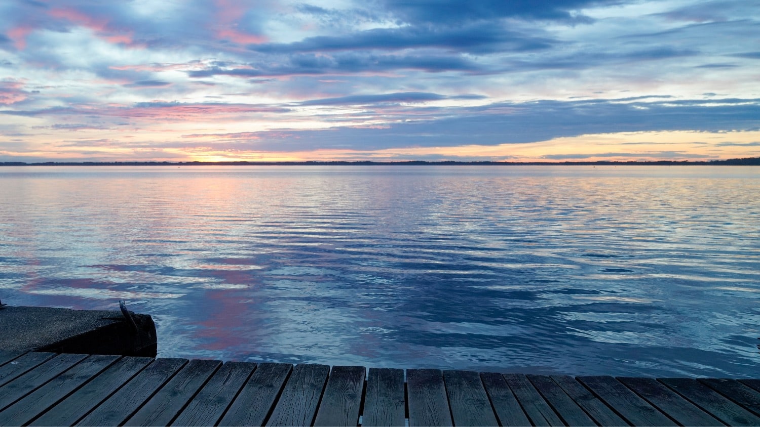 Vue du lac de Sanguinet au coucher du soleil.