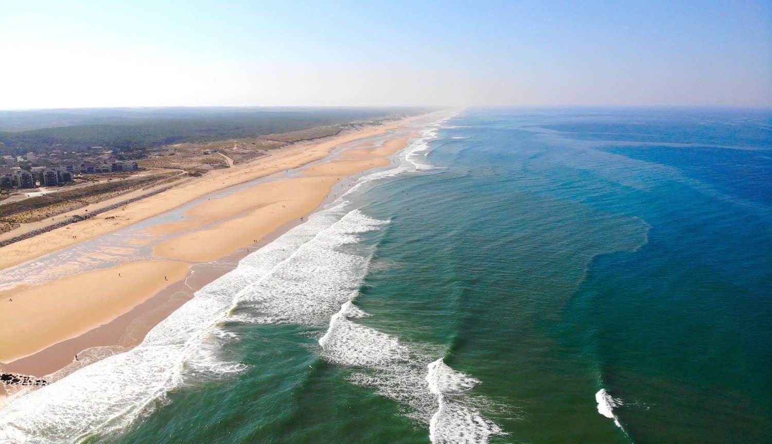 Vue aérienne panoramique de la plage de Lacanau-Océan bordée par l’océan Atlantique