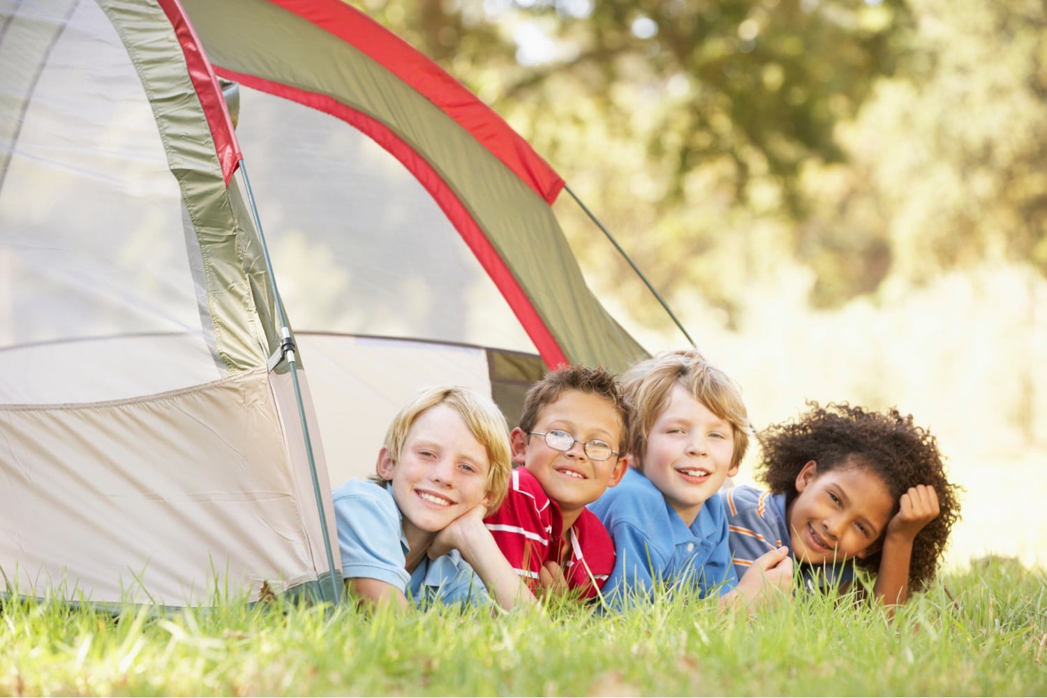 Souvenirs d’enfance au camping Enfants jouant devant une tente au camping à Biscarosse